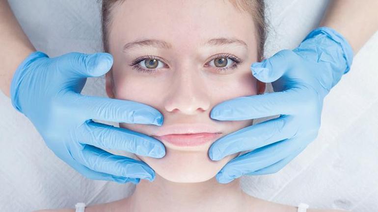 La demande de rhinoplastie a diminué jusqu'à l'âge de 15 ans, nous la recommandons après 18 ans.