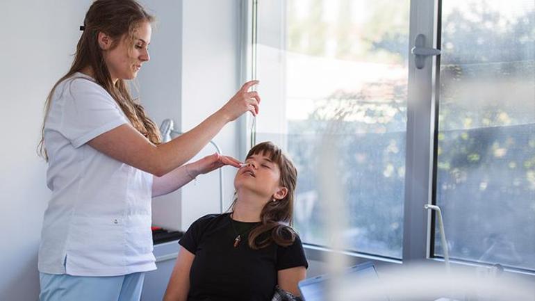 La demande de rhinoplastie a diminué jusqu'à l'âge de 15 ans, nous la recommandons après 18 ans.