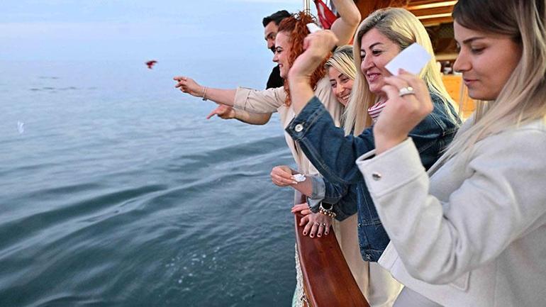 Burası Türkiye Binlerce kişi sabahın erken saatlerinde akın etti, halkı nehirde selamladı