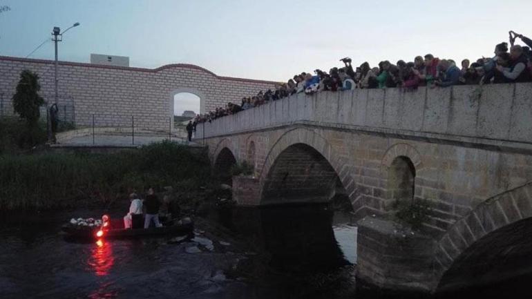Burası Türkiye Binlerce kişi sabahın erken saatlerinde akın etti, halkı nehirde selamladı