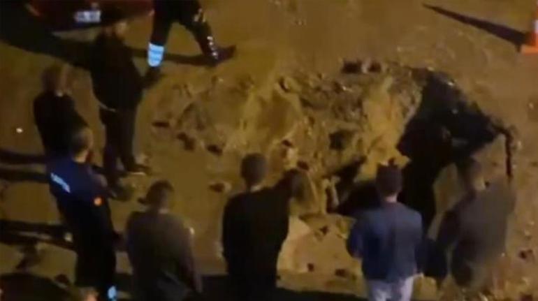 Aksarayda tazyikli su asfaltı parçaladı: İki araç hasar gördü