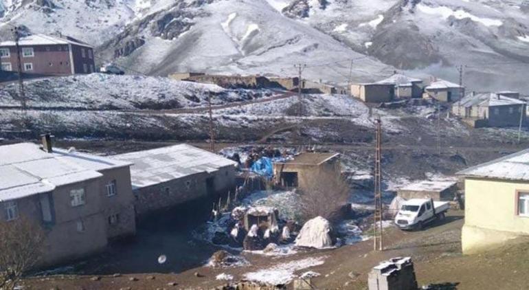 Mayıs ayında kar yağışı şaşırttı İlçe beyaza büründü