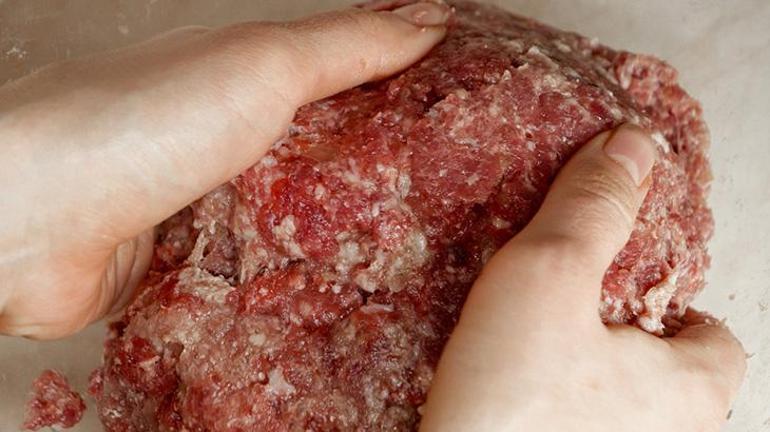 Köfteciler sırrını verdi Böyle hazırlanınca asla sönmüyor ve dağılmıyor