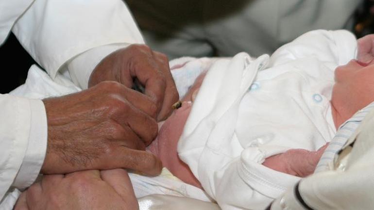Son yıllarda yenidoğan sünneti tercih ediliyor Her bebek için uygun mu