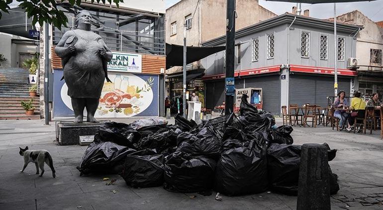 İzmirde işçiler greve gitti, sokaklarda çöp yığınları oluştu