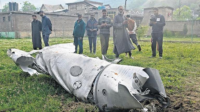 Dünya nefesini tuttu, Keşmir’i izliyor