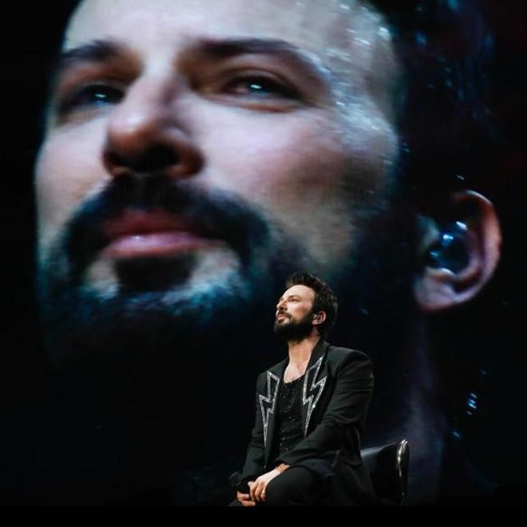 Annesinin ölümüyle yıkılmıştı Tarkan, turnesini neden bırakmak istemediğini konserde açıkladı