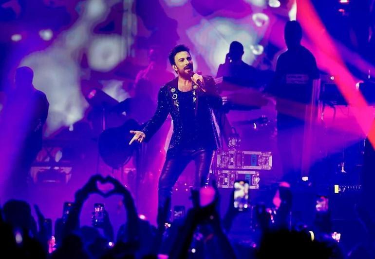 Annesinin ölümüyle yıkılmıştı Tarkan, turnesini neden bırakmak istemediğini konserde açıkladı