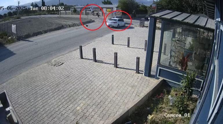 Yer: Hatay... Kaza anı kamerada 2 kişi metrelerce havaya uçtu