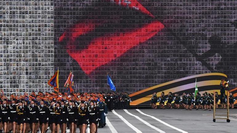 Tören günü endişelendiren mesaj Rusyada Zafer Günü Geçit Töreni başladı