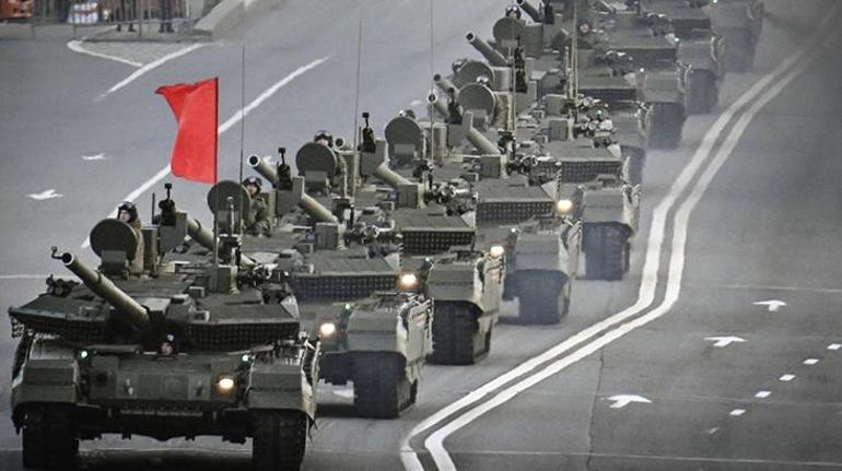 Tören günü endişelendiren mesaj Rusyada Zafer Günü Geçit Töreni başladı