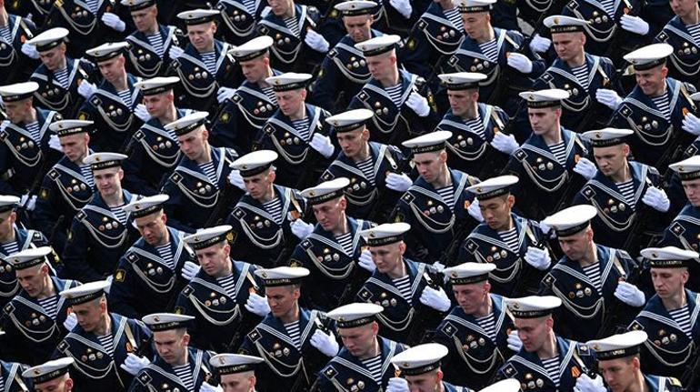 Tören günü endişelendiren mesaj Rusyada Zafer Günü Geçit Töreni başladı
