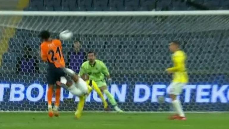 Başakşehir - Fenerbahçe maçı sonrası eski hakemlerden penaltı ve gol iptali çıkışı 2 kırmızı kartı atladı