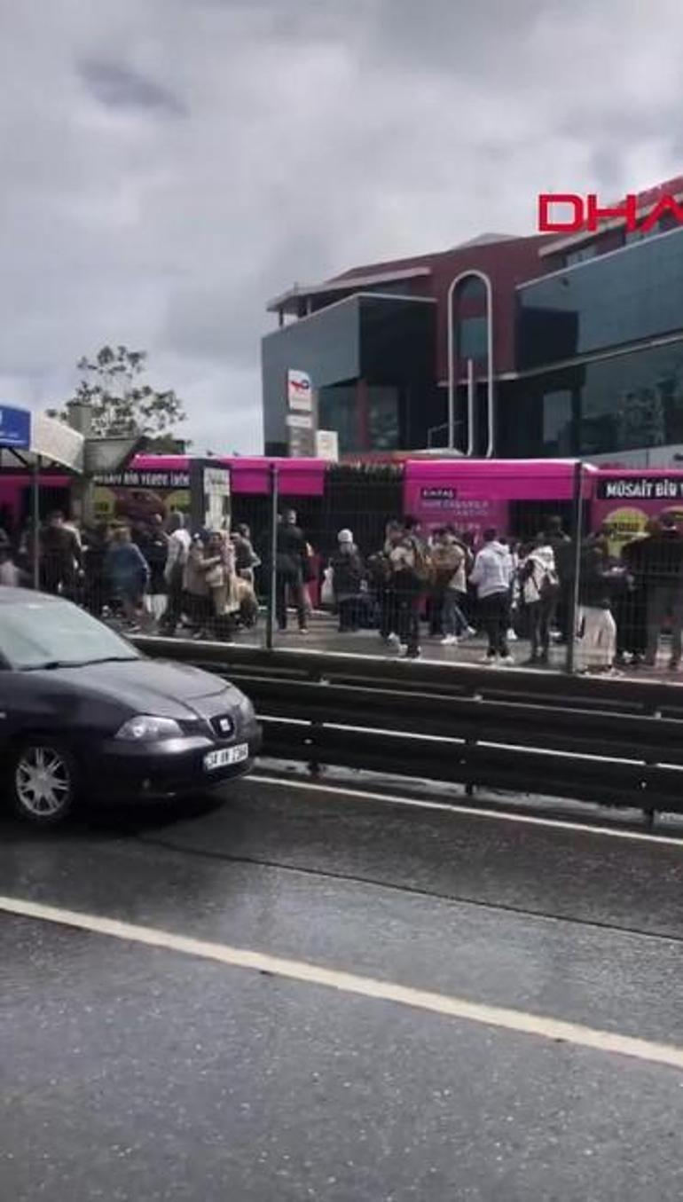 Son dakika: İstanbulda iki metrobüs çarpıştı Yaralılar var