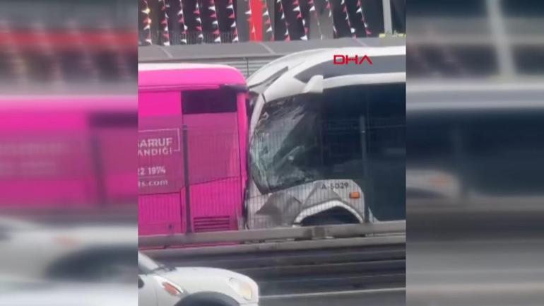 Son dakika: İstanbulda iki metrobüs çarpıştı Yaralılar var