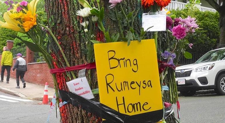 Rümeysa Öztürkün komşuları evinin önüne çiçekler ve notlar bıraktı