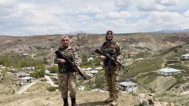 Güvenlik korucusu anne, silah arkadaşlarıyla vatan nöbetinde