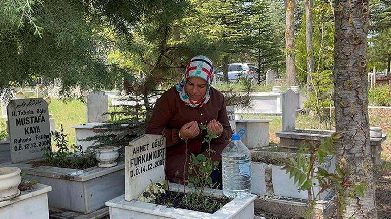 Anneler Gününü bebeğinin mezar taşını öperek geçirdi