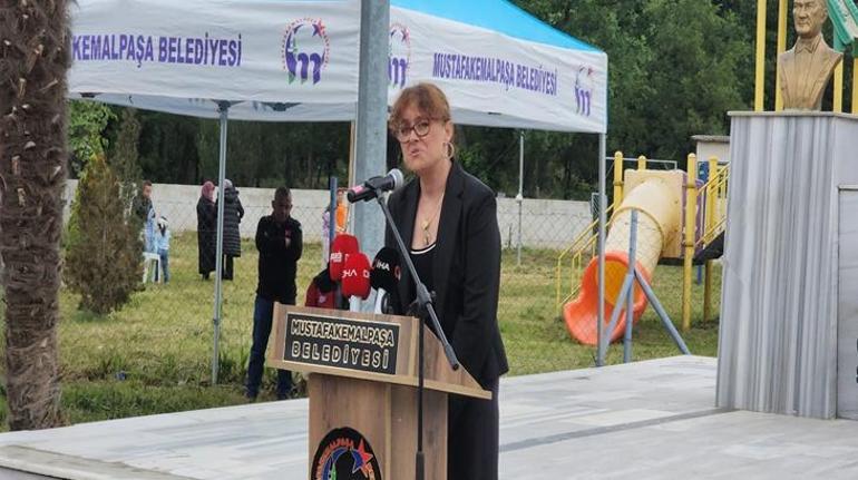 Balıkesirde mezarı başında anıldı Geçen yıl bıçaklanarak öldürülmüştü Törene Minguzzi’nin annesi de katıldı