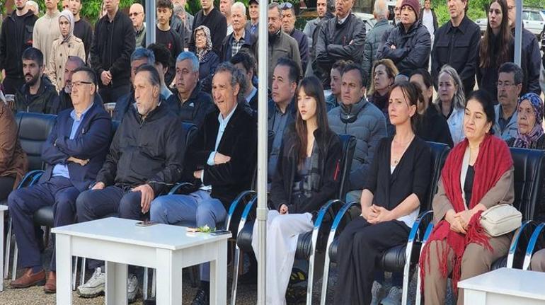 Balıkesirde mezarı başında anıldı Geçen yıl bıçaklanarak öldürülmüştü Törene Minguzzi’nin annesi de katıldı
