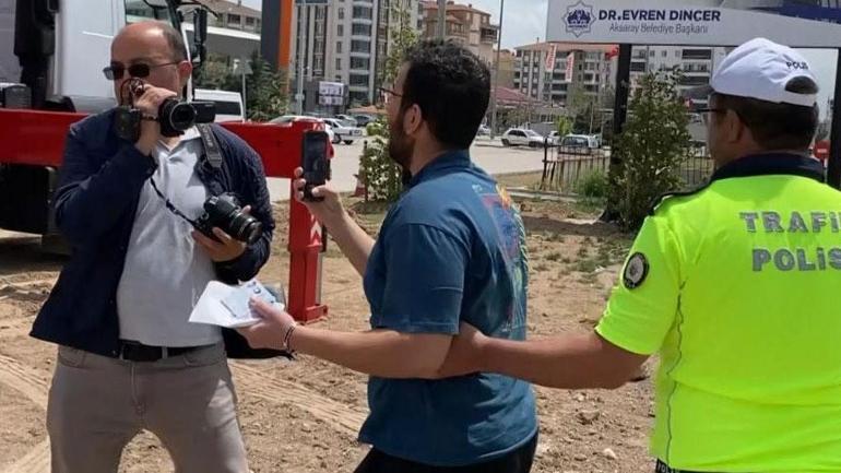 Plakasını bantla kapatan baba ve oğlu polis ablukaya aldı Şoke eden savunma