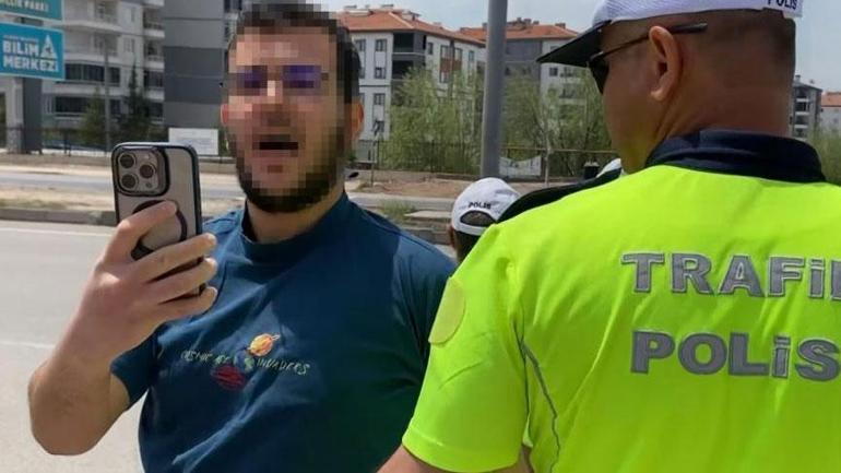 Plakasını bantla kapatan baba ve oğlu polis ablukaya aldı Şoke eden savunma