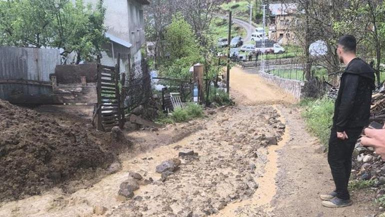 Meteoroloji birçok kent için uyarmıştı Yollar göle döndü, ahır sele teslim oldu