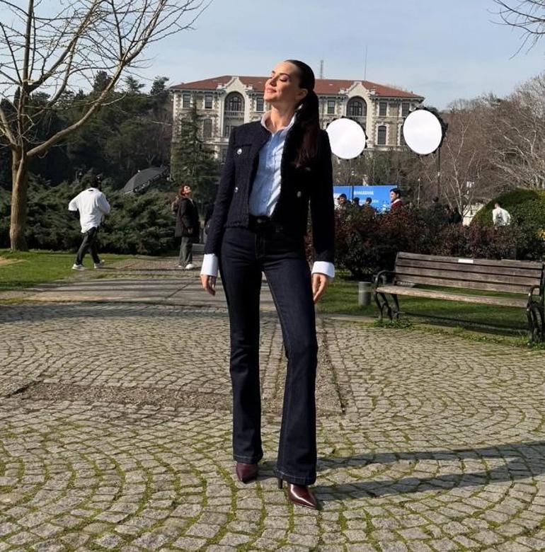 11 yıl sonra aynı yerde Fahriye Evcen mezun olduğu üniversitede poz verdi