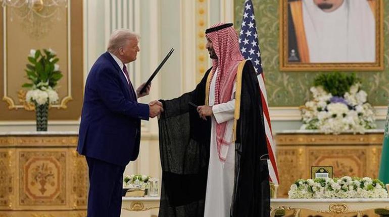 Golf diplomasisi Prens bin Selman Trumpı golf arabasıyla akşam yemeğine götürdü