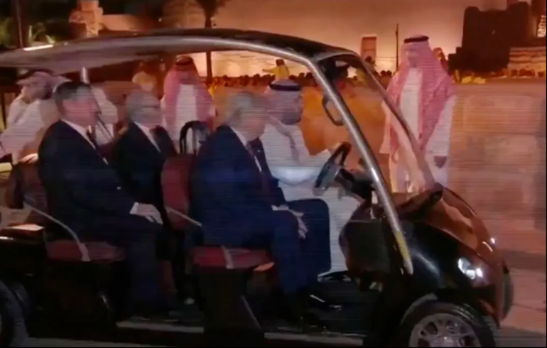 Golf diplomasisi Prens bin Selman Trumpı golf arabasıyla akşam yemeğine götürdü