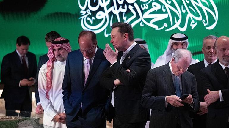 Golf diplomasisi Prens bin Selman Trumpı golf arabasıyla akşam yemeğine götürdü