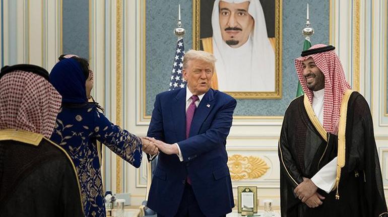Golf diplomasisi Prens bin Selman Trumpı golf arabasıyla akşam yemeğine götürdü