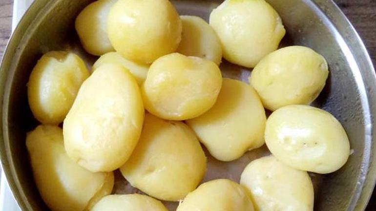 Haşlanmış patates kabuğunu şipşak soyduracak yöntem Patatese böyle çizik atıp şoklayın