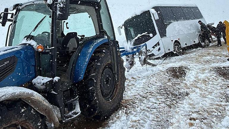 Erzurum’a kar yağdı Trabzonspor taraftarlarını taşıyan otobüs yoldan çıktı