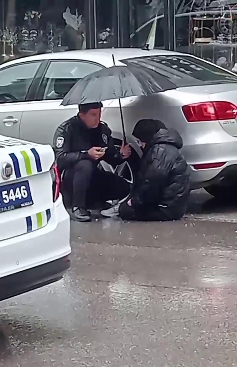 Yaralı öğrenciyi şemsiye ile yağmurdan korumaya çalışan polis o anları anlattı