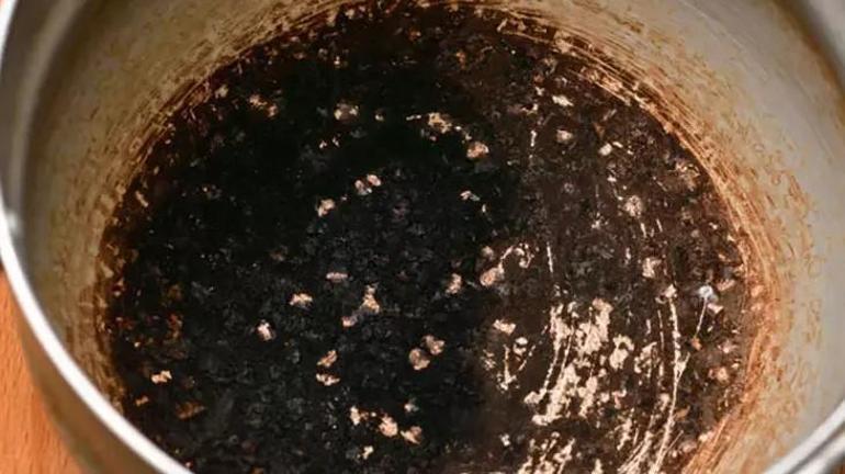 Dibi tutan tencereleri ovalamaya gerek yok Kaynarken içine 1 kaşık atın