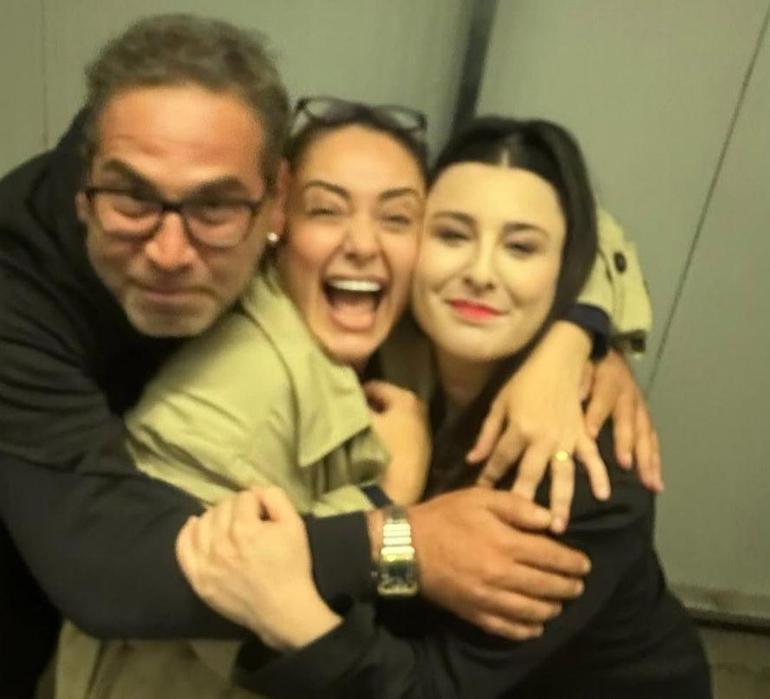 Sibel Taşçıoğlu konnte nicht genug von den Lobpreisungen bekommen und besuchte Yasemin Sakallıoğlu hinter der Bühne