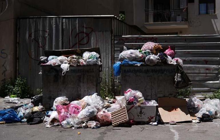 Maaşları eksik yatan belediye işçileri iş bıraktı İzmirde sokaklarda çöp yığınları oluştu