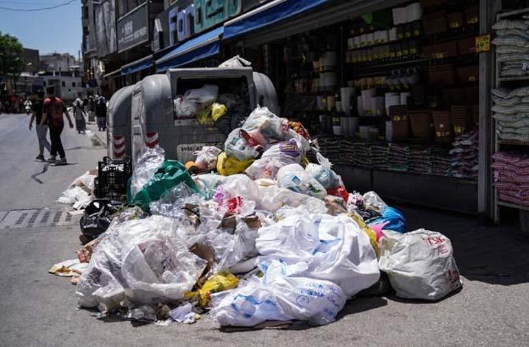 Maaşları eksik yatan belediye işçileri iş bıraktı İzmirde sokaklarda çöp yığınları oluştu