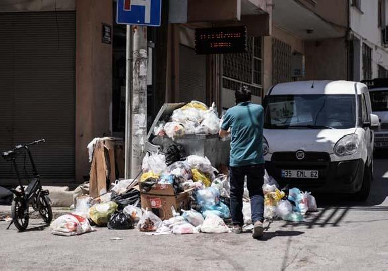 Maaşları eksik yatan belediye işçileri iş bıraktı İzmirde sokaklarda çöp yığınları oluştu