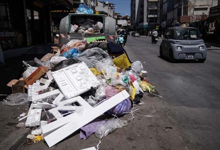 Maaşları eksik yatan belediye işçileri iş bıraktı İzmirde sokaklarda çöp yığınları oluştu