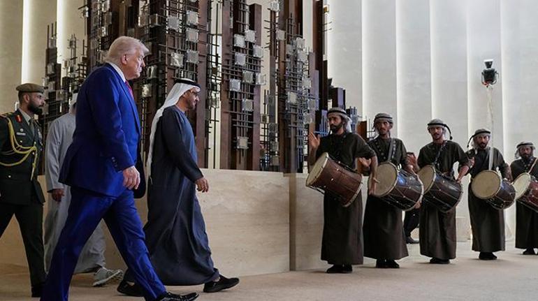 ABD Başkanı Trumpa BAEde sıra dışı karşılama Saçlarını savurdular