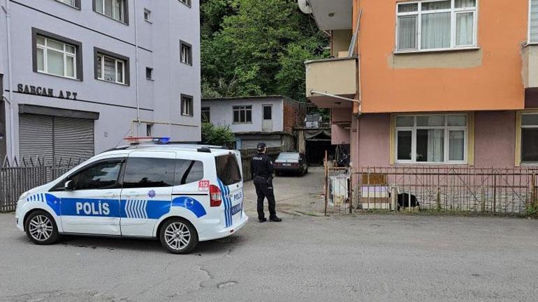 Korku dolu anlar Sinir krizi geçiren kadın kürekle saldırdı