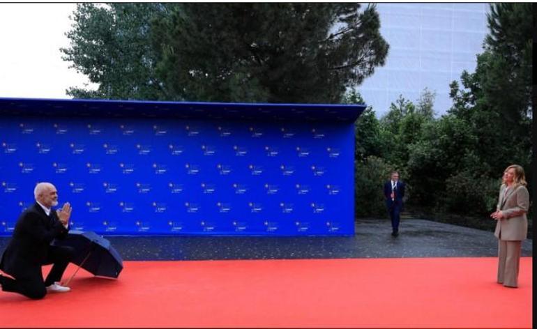 Erdoğanın da katıldığı Tirandaki zirveye damga vuran görüntü