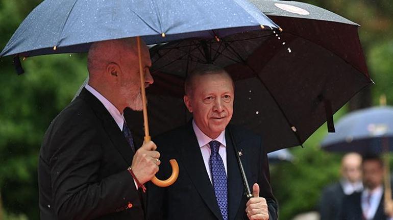 Erdoğanın da katıldığı Tirandaki zirveye damga vuran görüntü