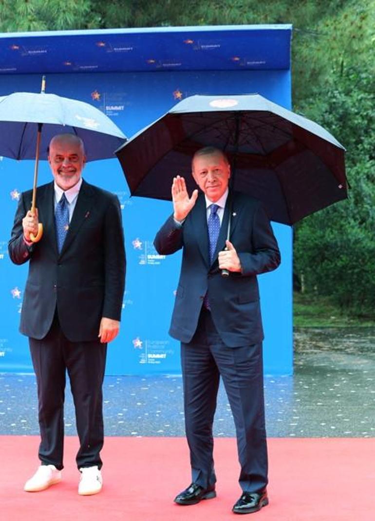 Erdoğanın da katıldığı Tirandaki zirveye damga vuran görüntü