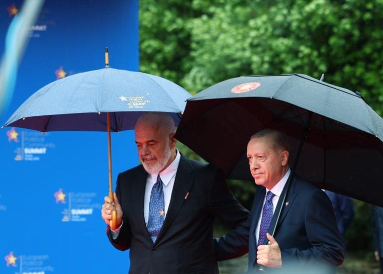 Erdoğanın da katıldığı Tirandaki zirveye damga vuran görüntü