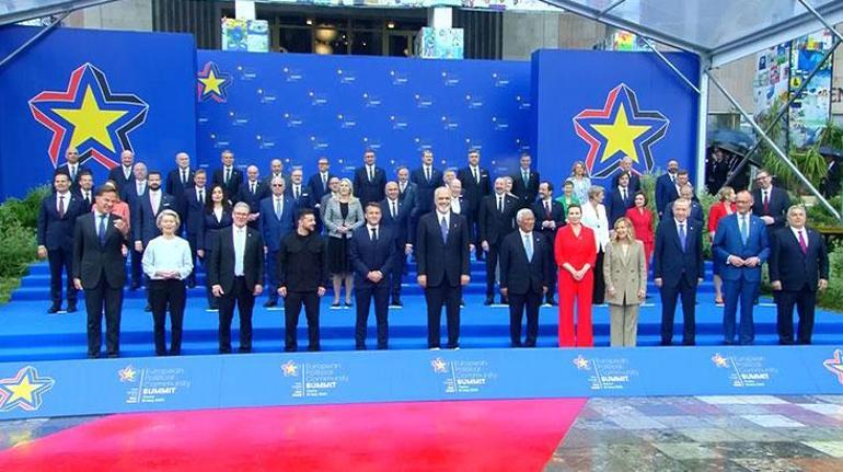 Erdoğanın da katıldığı Tirandaki zirveye damga vuran görüntü