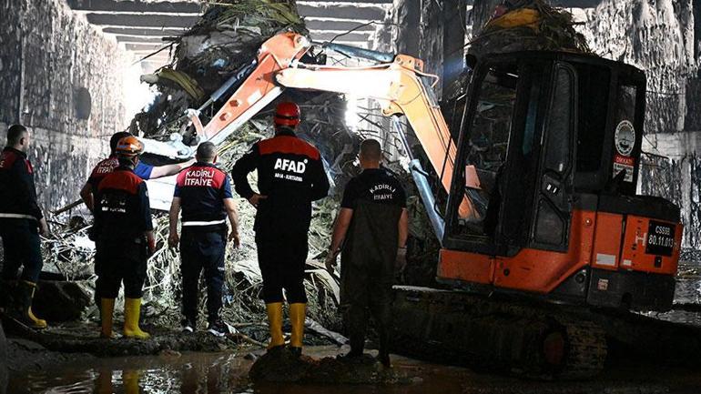 Bir kent kabusu yaşadı Sel 8 aracı yuttu, hepsi hurdaya döndü