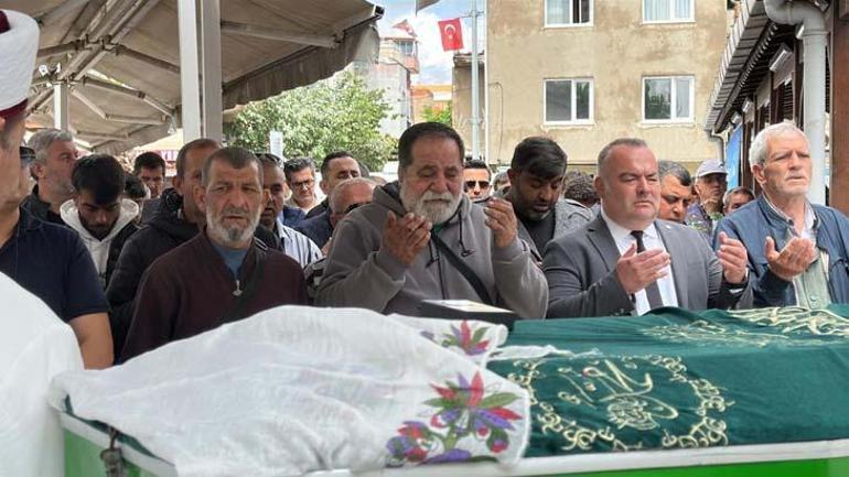 Tabutu kadınlar omuzladı Zeynep gözyaşlarıyla son yolculuğuna uğurlandı